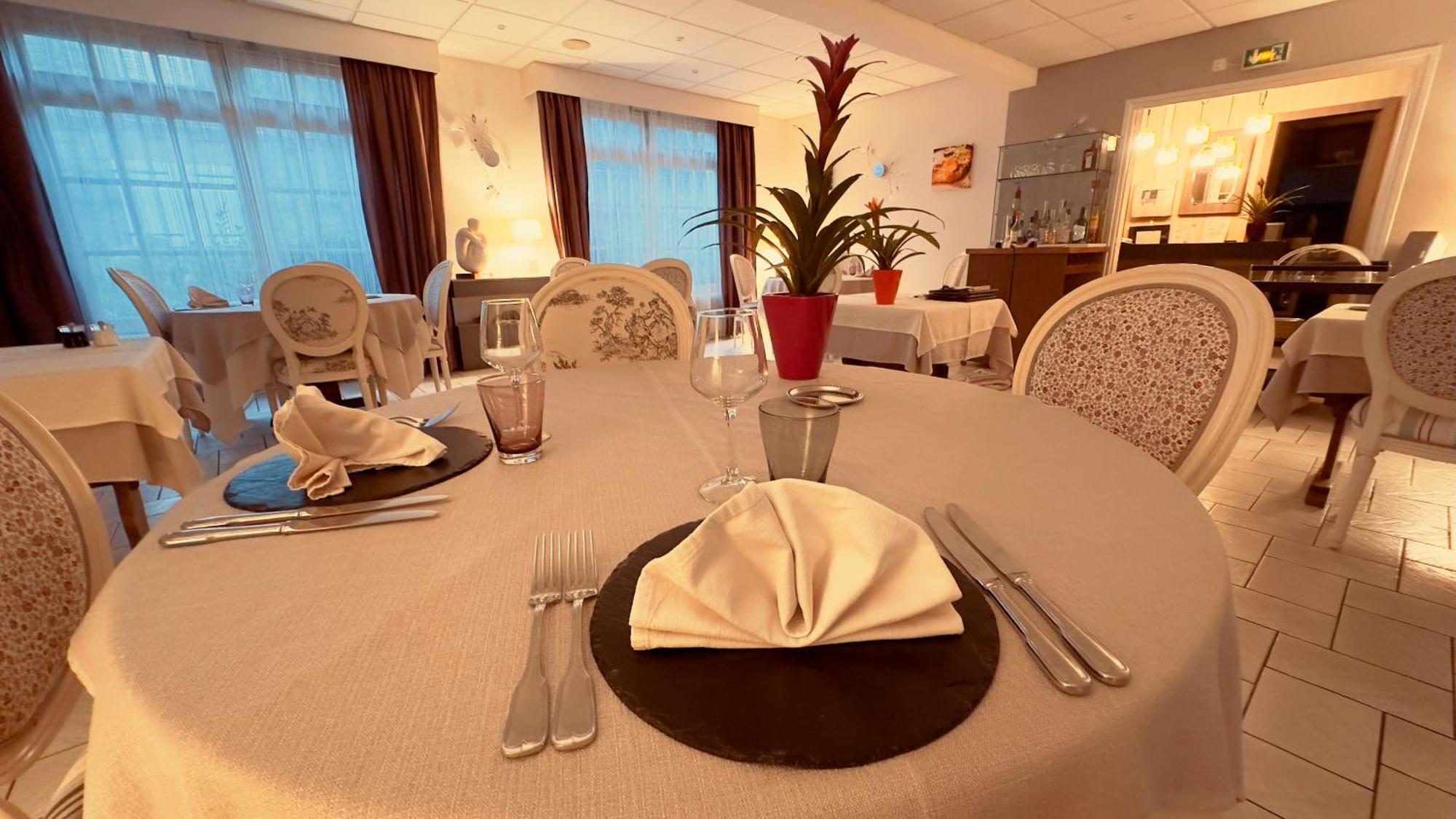 Logis Hotel Restaurant Des Voyageurs Tarnac Exterior foto